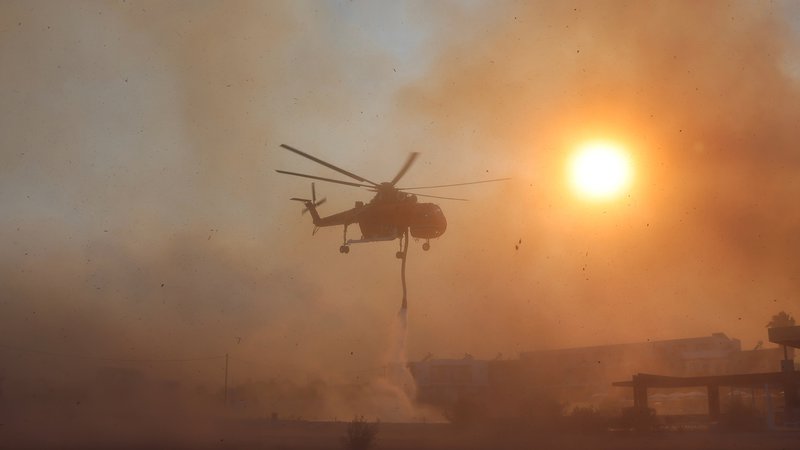 Fotografija: Požar na Rodosu – apokalipsa zdaj. Ko si le predstavljamo, kaj se nam lahko zgodi, najverjetneje ne bomo naredili ničesar. FOTO: Nicolas Economou/Reuters