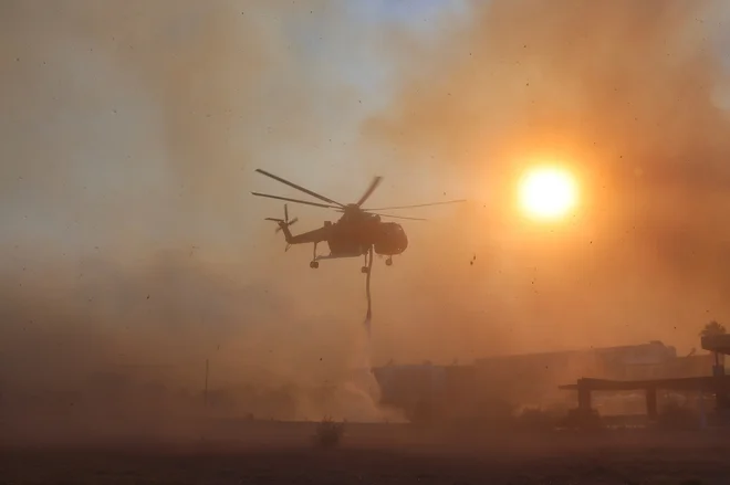 Požar na Rodosu – apokalipsa zdaj. Ko si le predstavljamo, kaj se nam lahko zgodi, najverjetneje ne bomo naredili ničesar. FOTO: Nicolas Economou/Reuters