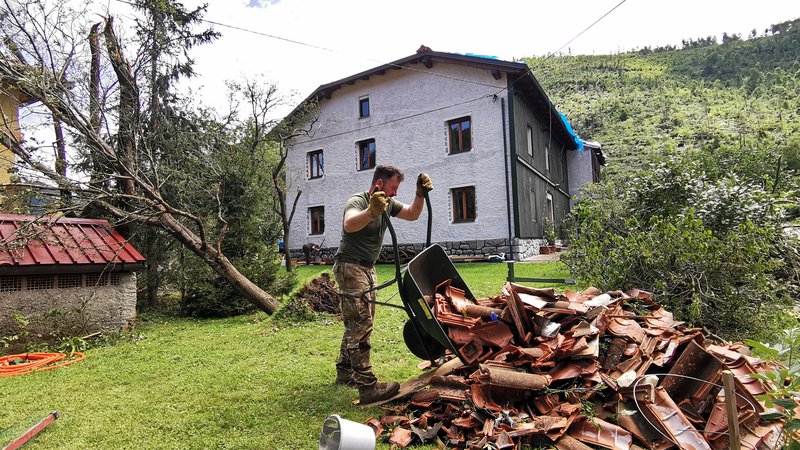Fotografija: Posledice neurja so pomagali odstranjevati tudi vojaki. FOTO: CZ za severno Primorsko