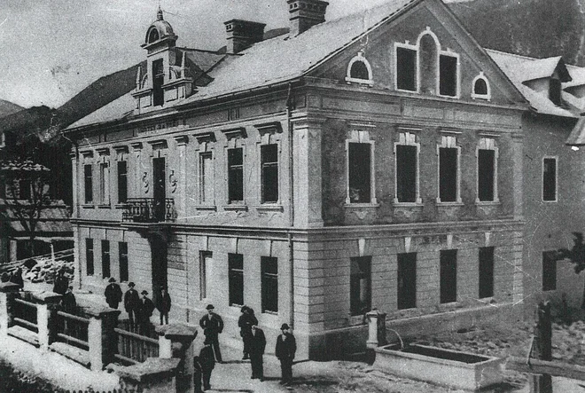 S svojo kavarno je postal osrednji družabni prostor v kraju; v njem so se srečevali lokalni veljaki, leta 1904 je bilo tu na primer ustanovljeno Letoviščarsko društvo (današnje Turistično društvo) ...FOTO: Arhiv Občina KG