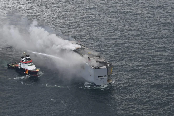 Ogenj je izbruhnil, ko je bila ladja 14 navtičnih milj severno od nizozemskega otoka Ameland v Waddenskem morju. FOTO: AFP