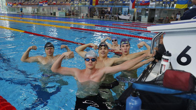 Fotografija: V bazenu Pristan je bilo med olimpijskim festivalom mladih živahno že v dopoldanskih urah. Vse fotografije Leon Vidic/Delo