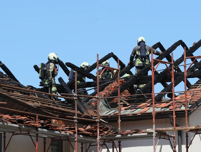 Po prvih podatkih je do požara prišlo pri izvajanju obnovitvenih del na ostrešju stavbe v obnovi. FOTO: Dejan Javornik