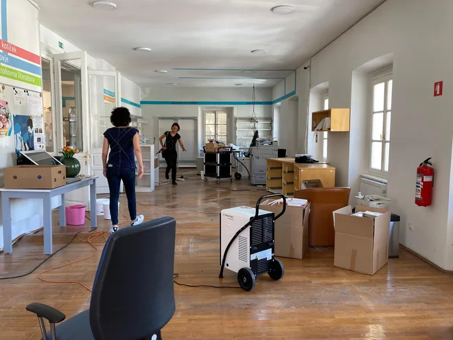 Osrednji knjižnični prostor ni več prepoznaven. FOTO: Simona Fajfar/Delo