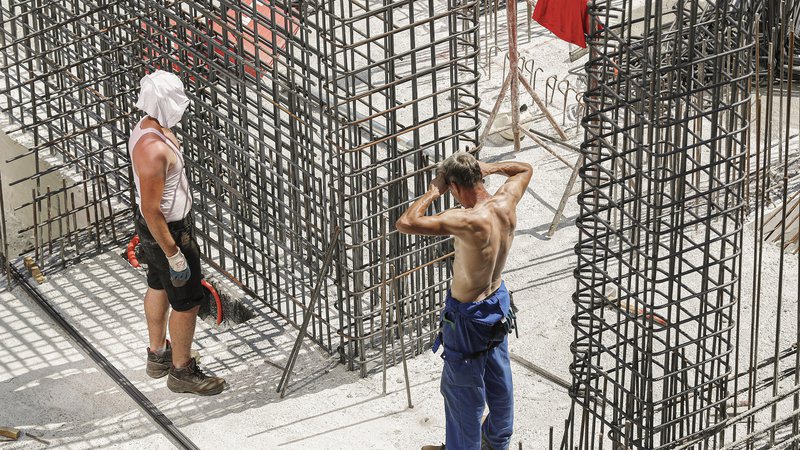 Fotografija: Mučnih prizorov od vročine izžetih na ograjenih gradbiščih mimoidoči pogosto ne vidimo, pa bi jih morali, da bi lažje razumeli, v kako trdih razmerah delajo številni med nami. FOTO: Leon Vidic/Delo