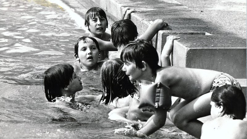 Fotografija: Ne le ljubljanski, kot je na primer na Kodeljevem, ki ga vidimo na sliki, tudi kopalni bazeni po Sloveniji so prenapolnjeni, saj si otroci stoodstotno jemljejo svojo pravico do počitnic, je poročalo Delo v sedemdesetih letih prejšnjega stoletja. FOTO: dokumentacija Dela