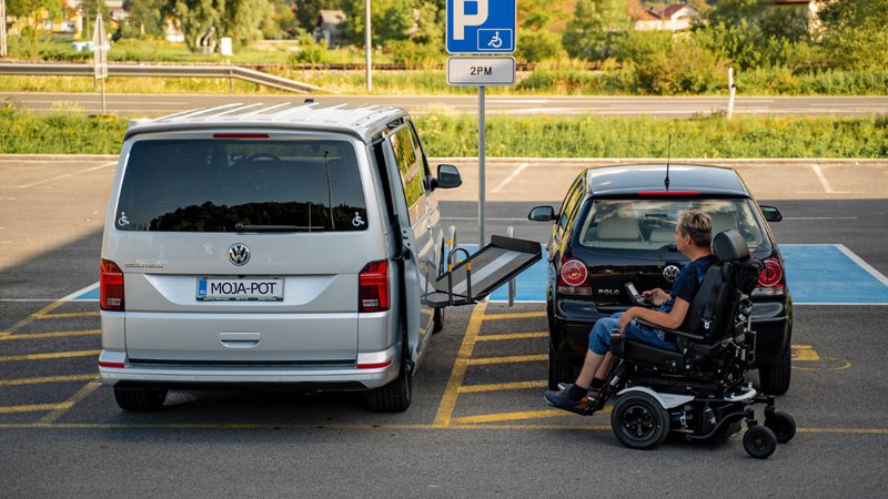 Fotografija: Kultura parkiranja in tudi zavedanje, da so parkirna mesta za invalide namenjena določeni skupini ljudi, se dviguje. FOTO: arhiv društva Moja pot