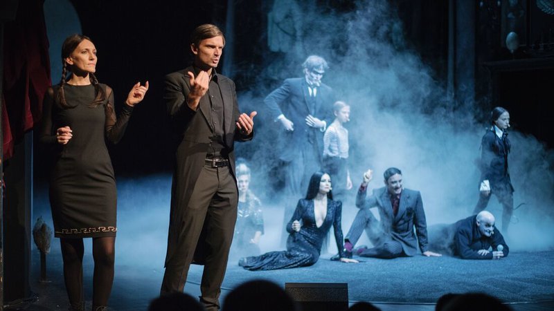 Fotografija: Tolmačenje gledališke predstave Adamsovi v Mestnem gledališču ljubljanskem. FOTO: Nejc Hafner