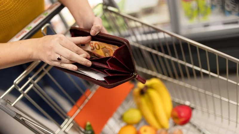 Hrana se je na letni ravni podražila za več kot desetino. FOTO: Halfpoint/Shutterstock