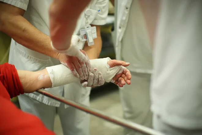 Zdravnik in medicinska sestra za paciente potrebujeta čas, zdaj pa jima večino tega vzamejo administrativna opravila, nekateri menijo, da celo 70 odstotkov. Foto Jure Eržen