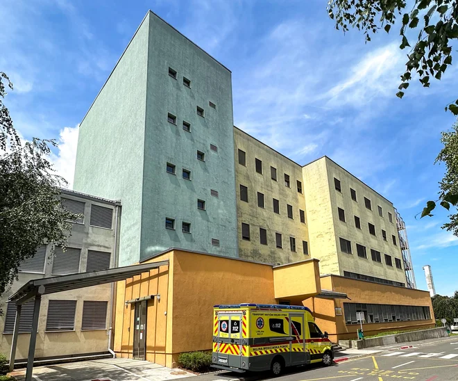 V mariborskem kliničnem centru ambulantnih pregledov zaradi nastalih težav ne odpovedujejo, hospitalizirajo pa predvsem urgentne primere. FOTO: Patrik Kociper/Mediaspeed