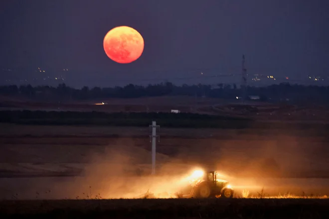 Superluna sama po sebi ni posebej redek pojav, je pa vsekakor posebnost, če se zgodi dvakrat v enem mesecu.

FOTO: Amir Cohen/Reuters