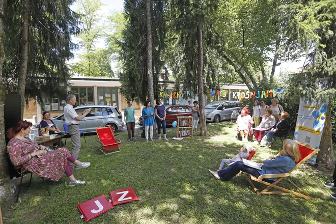 Spominčica v Savskem naselju vsak delovni dan postavi Knjižnico pod krošnjami, kjer lahko vsakdo bere knjige in se pogovarja. FOTO: Leon Vidic/Delo