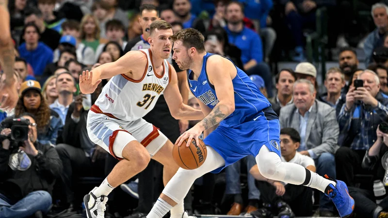 Fotografija: Luka Dončić (desno) in Vlatko Čančar (31) sta bila tudi med minulo klubsko sezono tekmeca v ligi NBA, v reprezentančnem dresu bosta vnovič velika zaveznika. FOTO: Jerome Miron/USA Today Sports