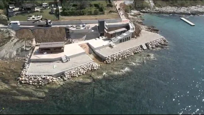 Novo plažo so uredili na dveh betonskih ploskvah, ki segata v območje morja. FOTO: Monika Bonazza