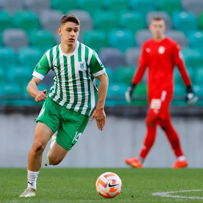 Brez spodrsljaja, to je zmagovalno vodilo za ljubljanske nogometaše, med katerimi bo znova veliko odgovornost in breme na svojem hrbtu nosil komaj 19-letni Marcel Ratnik. FOTO: Facebook/NK Olimpija