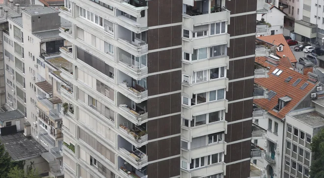 Zbirka Na senčni strani blokov v Sinanovićevem proznem opusu predstavlja obrat. FOTO: Leon Vidic/delo