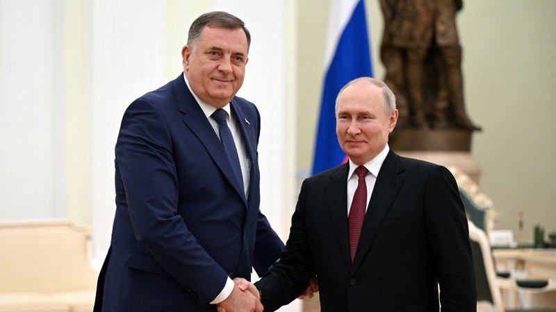 Fotografija: Milorad Dodik ves čas ruske agresije na Ukrajino odkrito podpira režim ruskega predsednika Vladimirja Putina, zato sankcije proti Dodikovim somišljenikom niso nobeno presenečenje. FOTO: Sputnik via Reuters