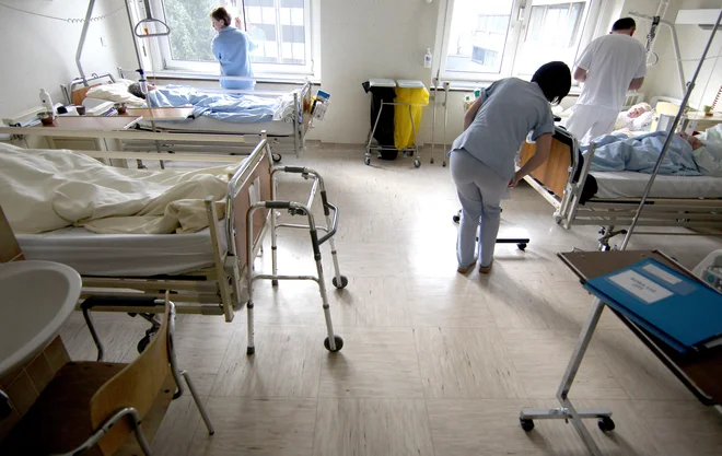 Sistem vodenja kakovosti zagotavlja, da organizacija deluje odzivno. Ko gre kaj narobe, je jasno določen protokol, kdo in po katerih postopkih odpravi nepravilnost, razišče vzrok za njen nastanek ter sprejme ukrepe, da se ne bi ponovila. FOTO: Roman Šipić/Delo