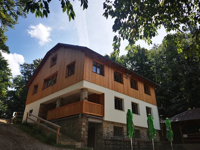 Nekaj metrov pod vrhom, na jasi na vzhodni strani Resevne, stoji pred kratkim prenovljeni planinski dom. FOTO: Beti Burger