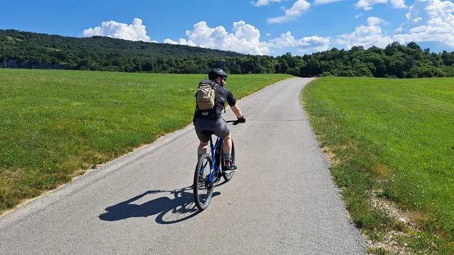 Na lokalnih cestah boste avto le redko srečali. FOTO: Mitja Felc