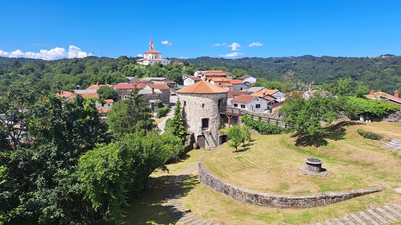 Fotografija: Pogled na vasico Prem z istoimenskega gradu FOTO: Mitja Felc