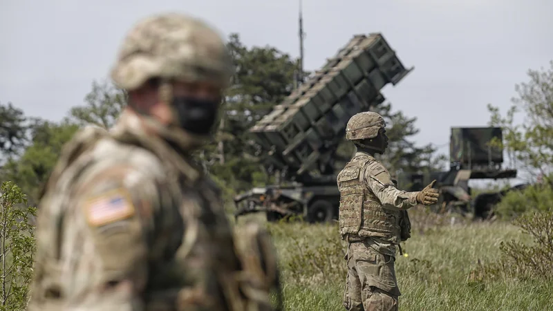 Zaradi napada Rusije na Ukrajino in vztrajnega zavračanja začetka mirovnih pogajanj se strah Zahoda veča. FOTO: Blaž Samec/Delo