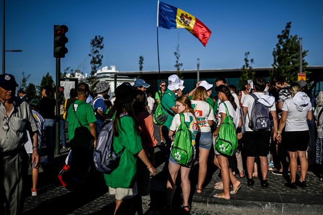 Mladi katoliki se na Portugalsko zgrinjajo od vsepovsod, največ, kar tretjina, iz sosednje Španije, več sto tudi iz Slovenije. FOTO: Patricia De Melo Moreira/AFP