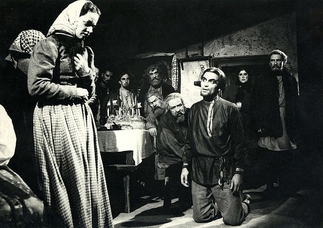 Vika Gril v drami Moč teme ali Komur prst pomoliš, hoče celo roko leta 1951. FOTO: Wikipedia