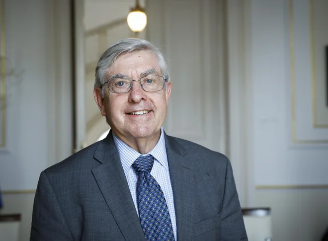 Nisem fizik, vendar menim, da bomo vseeno prej razumeli, kako delujejo možgani, kot pa celotno vesolje, pravi ameriški nevrolog Walter J. Koroshetz. FOTO: Jože Suhadolnik/Delo
