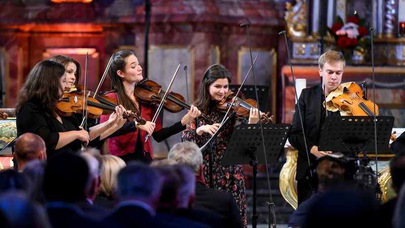 Fotografija: Festivalski baročni orkester je lani ustanovil in ga vodi Domen Marinčič, ki bo v izvedbi Scarlattijeve Judite igral na čembalo. FOTO: Mario Knor
