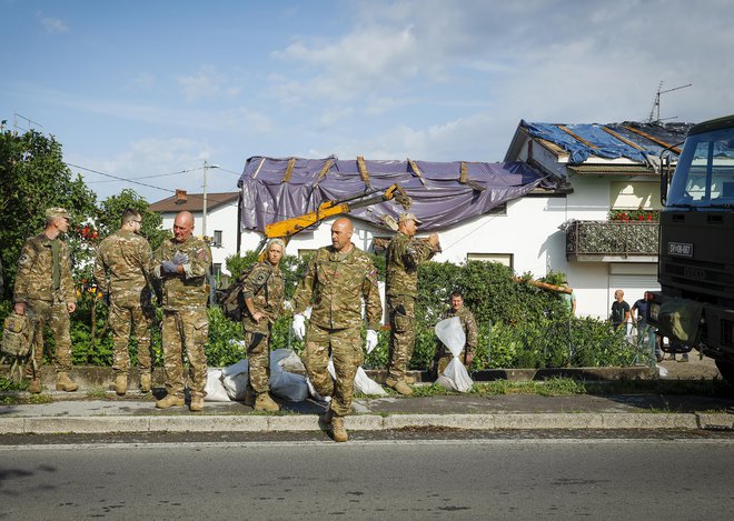 Pri odpravljanju posledic je pomagala tudi Slovenska vojska. FOTO: Jože Suhadolnik/Delo