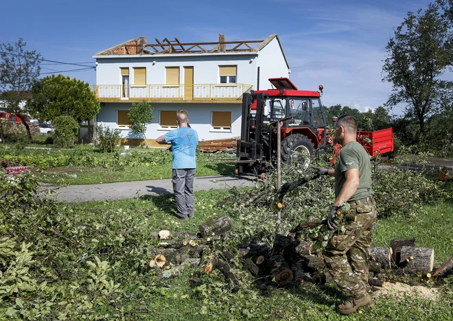 Ne le strešnike, tudi ostrešje je razdejal tornado. FOTO: Jože Suhadolnik/Delo