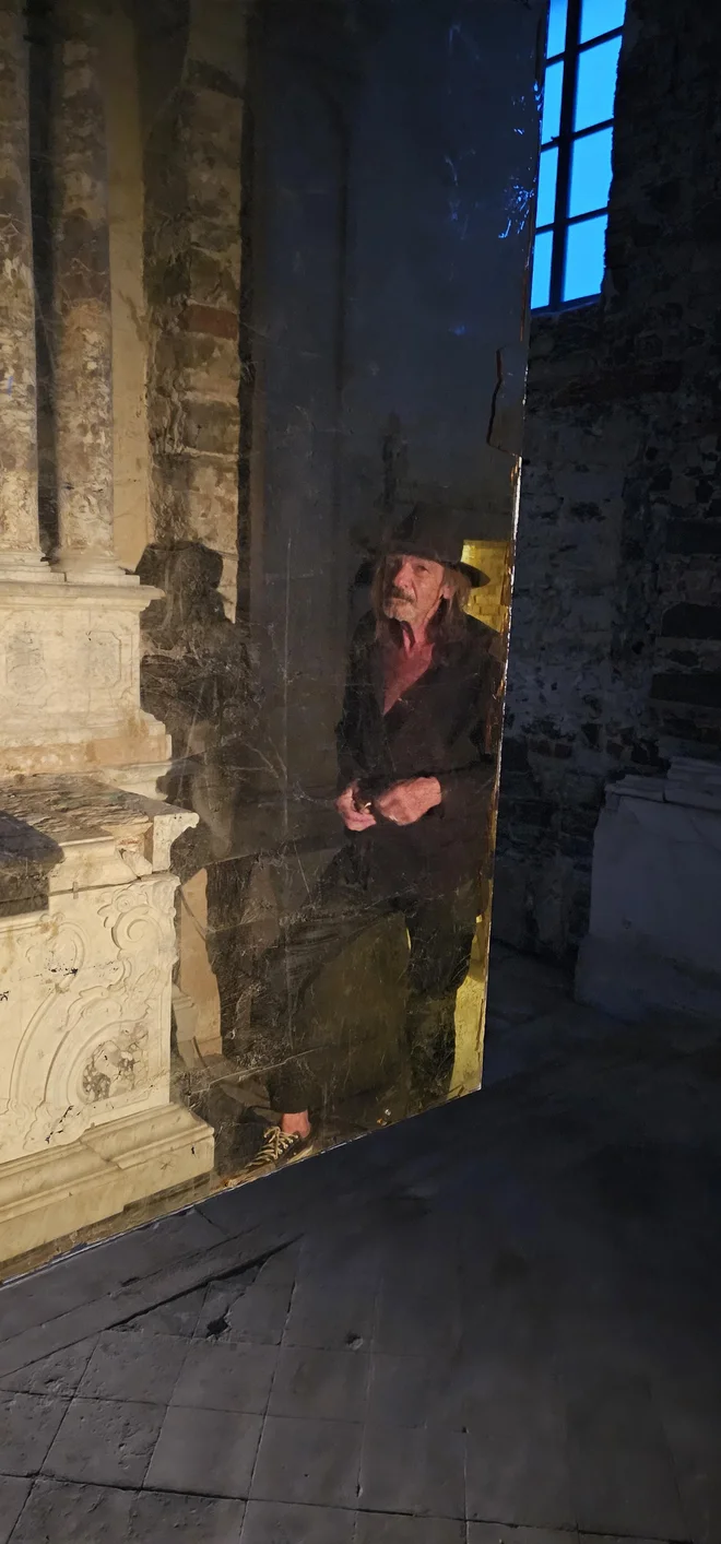 V zlato stekleno ploščo je mogoče ujeti številne podobe in vibracije. Foto Boris Šuligoj