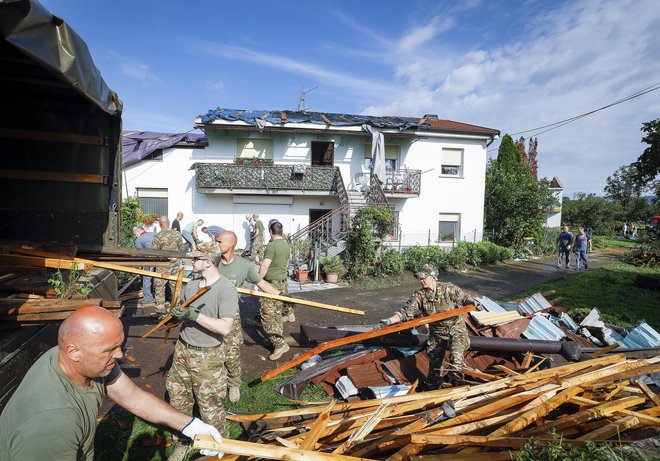 Proti škodi tornada deluje lokalna solidarnost. FOTO: Jože Suhadolnik/Delo