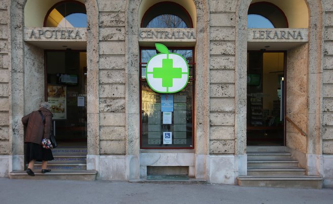 Občina je razpisala tudi pet štipendij za študente na enovitem magistrskem študiju farmacije, ki se bodo kasneje lahko zaposlili v Lekarni Ljubljana.  FOTO: Jože Suhadolnik/Delo