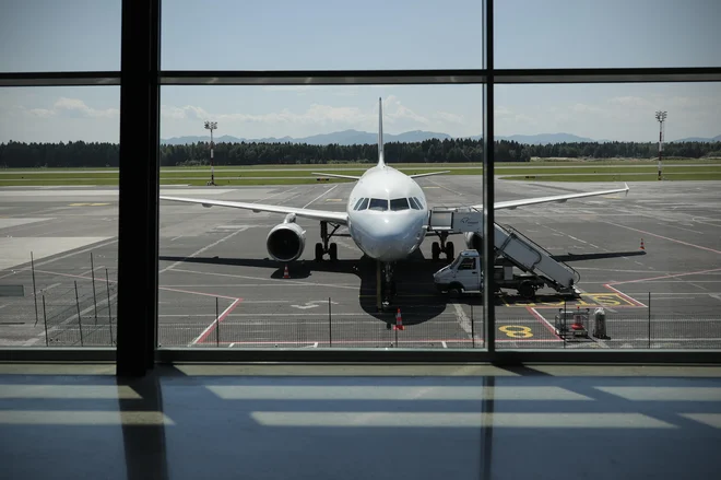 Letalski promet na letališču Jožeta Pučnika, ki ga upravlja Fraport, se povečuje. Foto Uroš Hočevar