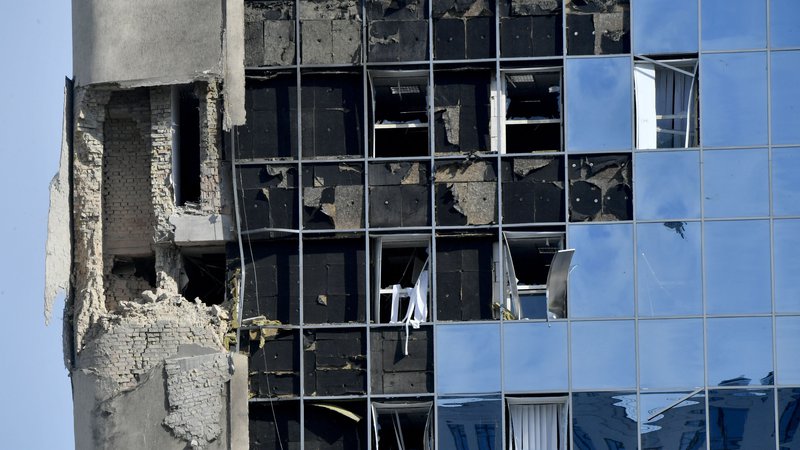 Fotografija: Poškodovana stavba v Kijevu po napadu z droni. FOTO: Sergei Supinsky/AFP
