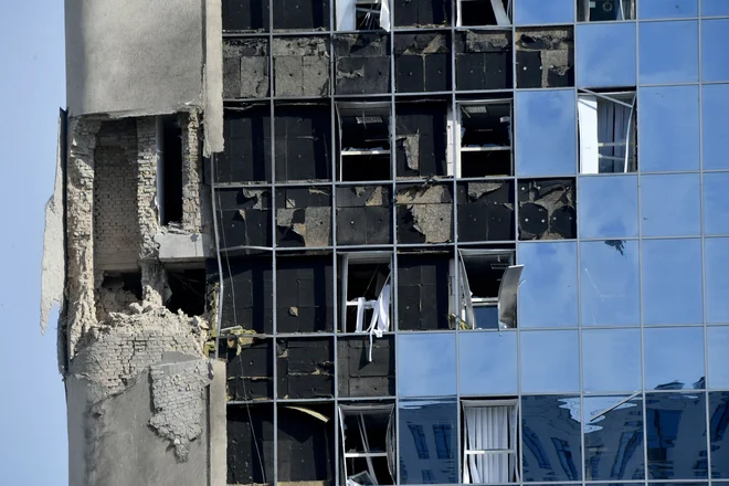 Poškodovana stavba v Kijevu po napadu z droni. FOTO: Sergei Supinsky/AFP