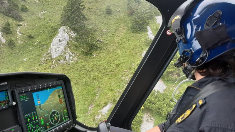 Fotografija: Helikopterska posadka med reševanjem na Storžiču. FOTO: Letalska policija