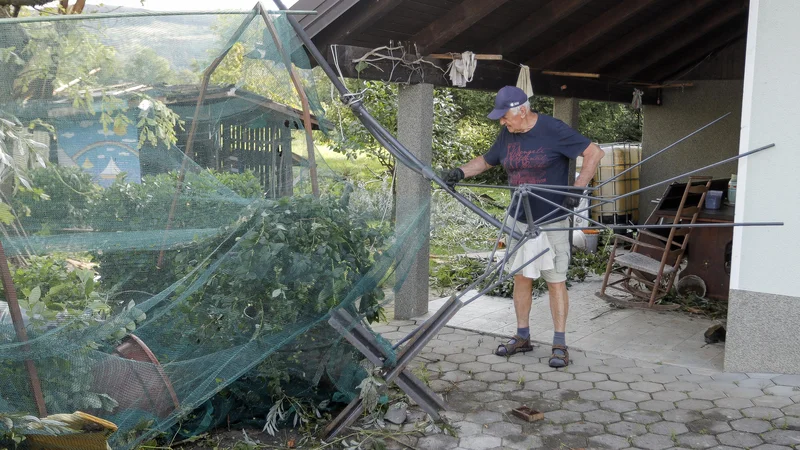 Prizori razdejanja po tornadu v Kosezah pri Ilirski Bistrici. FOTO: Jože Suhadolnik/Delo