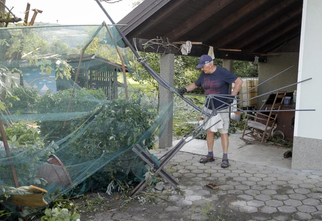 Prizori razdejanja po tornadu v Kosezah pri Ilirski Bistrici. FOTO: Jože Suhadolnik/Delo