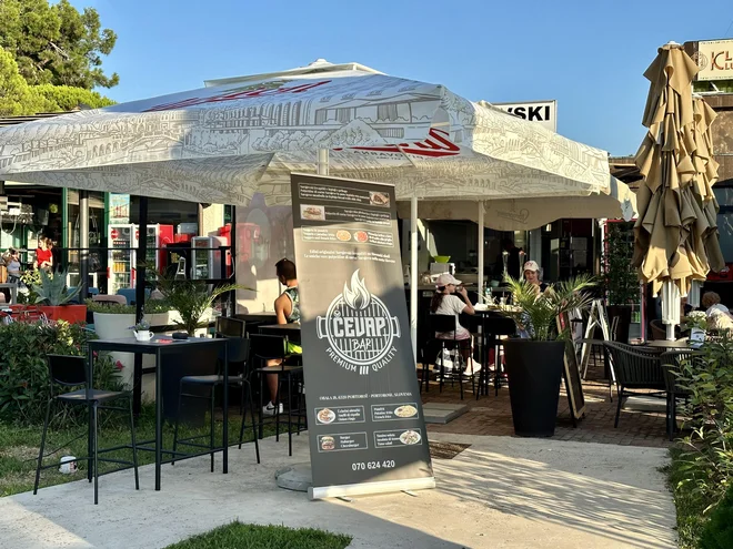 Predmet spora z občino in Okoljem Piran je lokal, ki ga je eden od lastnikov poslovnih prostorov postavil na skupni terasi. FOTO: Okolje Piran