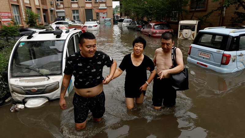Fotografija: Kitajski podnebna kriza ne prizanaša. Po vztrajnem vročinskem valu je Peking in sosednjo pokrajino Hebei prizadelo tropsko neurje. FOTO: Tingshu Wang/Reuters