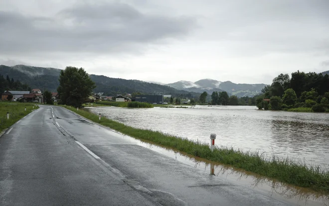 Cesta med Ljubljano in Dobrovo. FOTO: Jože Suhadolnik/Delo