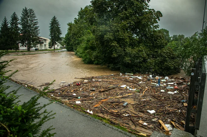 Poplave pri Medvodah. FOTO: Voranc Vogel/Delo
