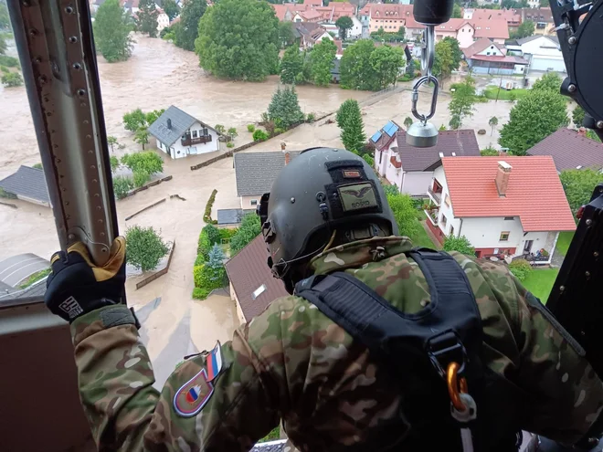 Slovenska vojska nad Škofjo Loko. FOTO: Slovenska vojska