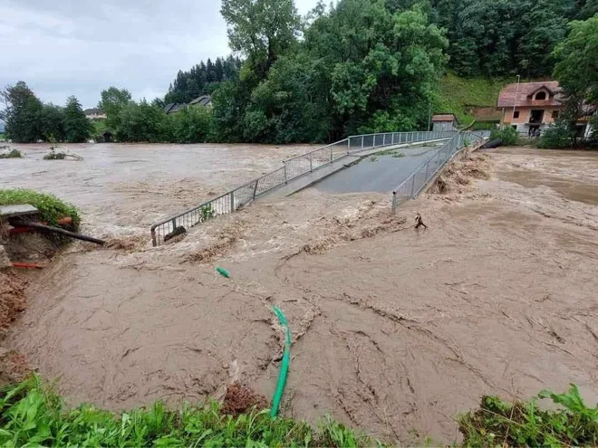 Sora je zrušila tudi most čez Soro v Suhi pri Škofji Loki. FOTO: Bralka