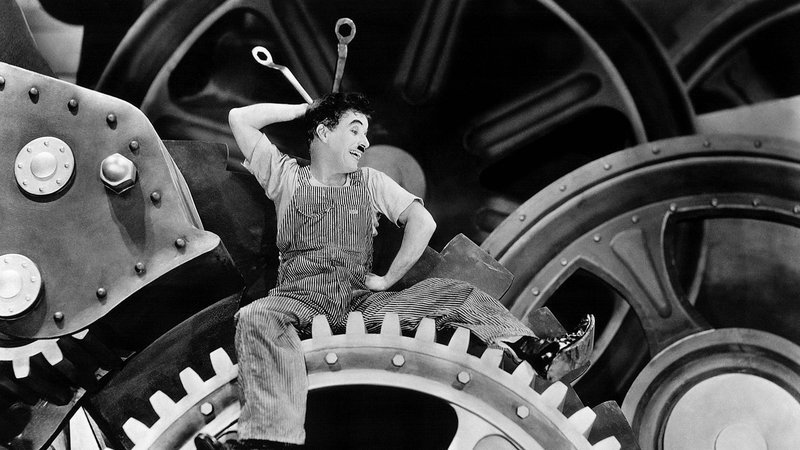 Fotografija: Chaplinov film Moderni časi (1936) predstavlja pronicljivo kritiko vse bolj industrializiranega modernega sveta, odtujenosti od dela in vloge človeka (in človečnosti) v njem. FOTO: promocijsko gradivo