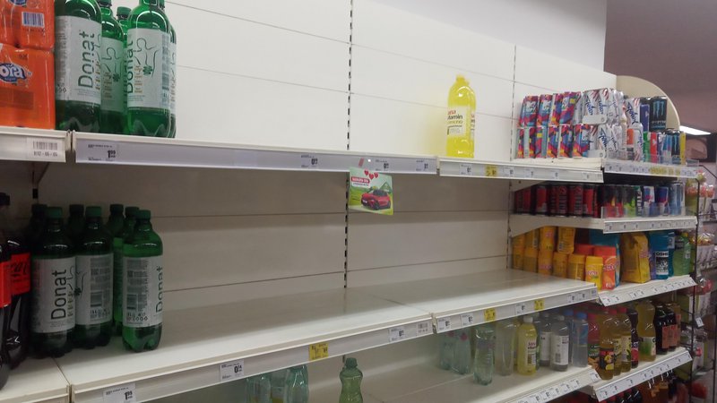 Fotografija: Center Škofje Loke je bil do popoldneva brez vode, v trgovinah so pošle vse zaloge ustekleničene vode. FOTO: V. U.